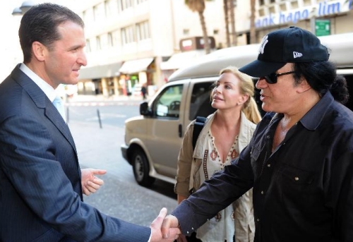 Etai Eliaz, general manager of the Dan Tel Aviv, gives Gene Simmons and Shannon Tweed a "royal welcome."
