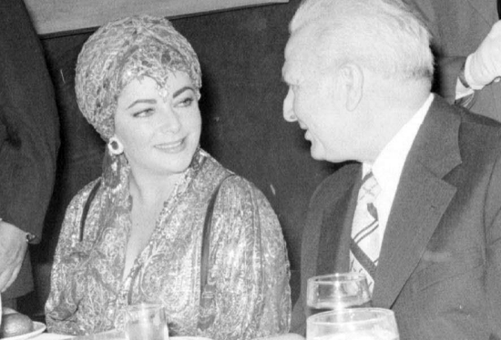Elizabeth Taylor and Israeli President Ephraim Katzir at a Variety Club dinner in 1976 at the Tel Aviv Hilton