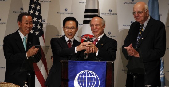 Rabbi Arthur Schneier and Paul Volcker, at right, present award to South Korea President Lee Myung-bak, with UN Secretary General Ban Ki-moon at left