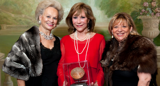 Nina Rosenwald receives award from AFOUI President Ingeborg Rennert (left) and gala chair Mimi Hass-Perlman