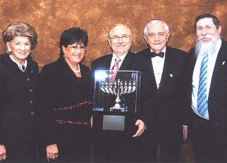 Jean Gluck, Tzippora and Shmuel Goldstein with Shomer Bet El Award, Eugen Gluck and Yaakov “Ketzele” Katz