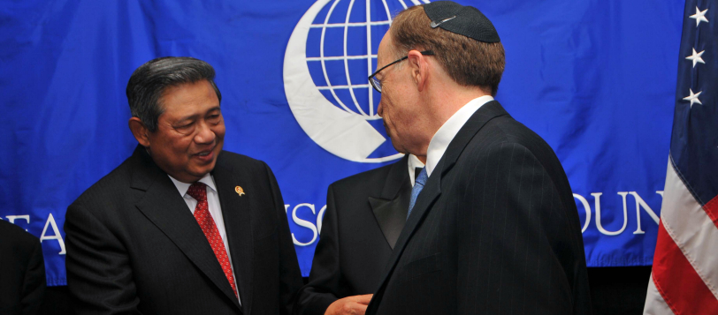 Elie Hirschfeld greets the president of Indonesia